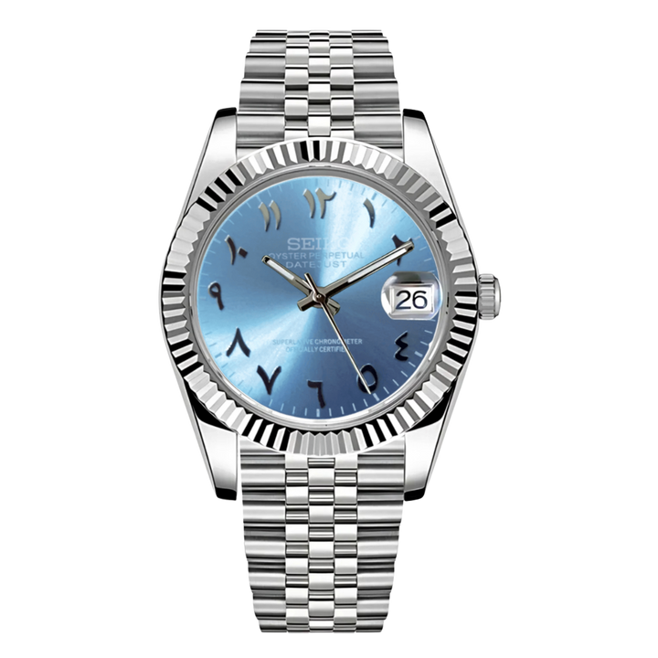 Seiko mod datejust horloge met blauwe wijzerplaat, arabische cijfers en stalen jubilee band
