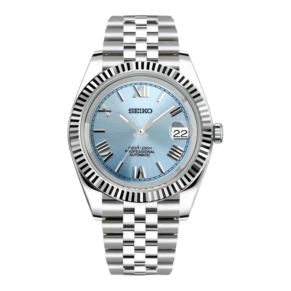 Seiko mod datejust horloge met lichtblauwe wijzerplaat, romeinse cijfers en stalen jubilee band