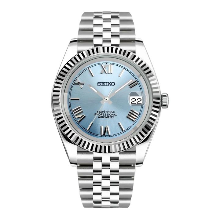 Seiko mod datejust horloge met lichtblauwe wijzerplaat, romeinse cijfers en stalen jubilee band